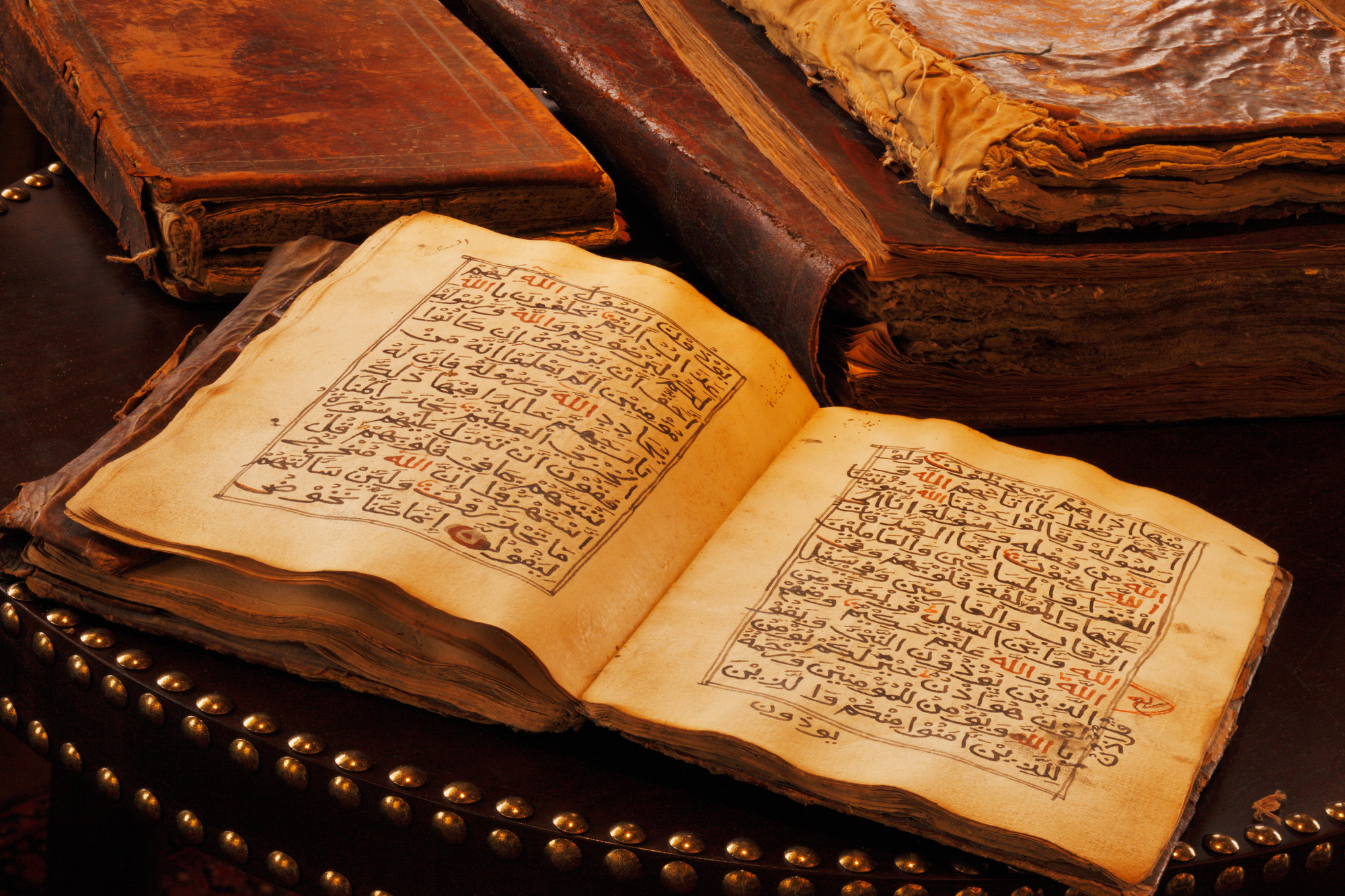 Древние священные книги. Священное Писание мусульман Коран. Древние арабские рукописи. Древние книги. Арабские книги.