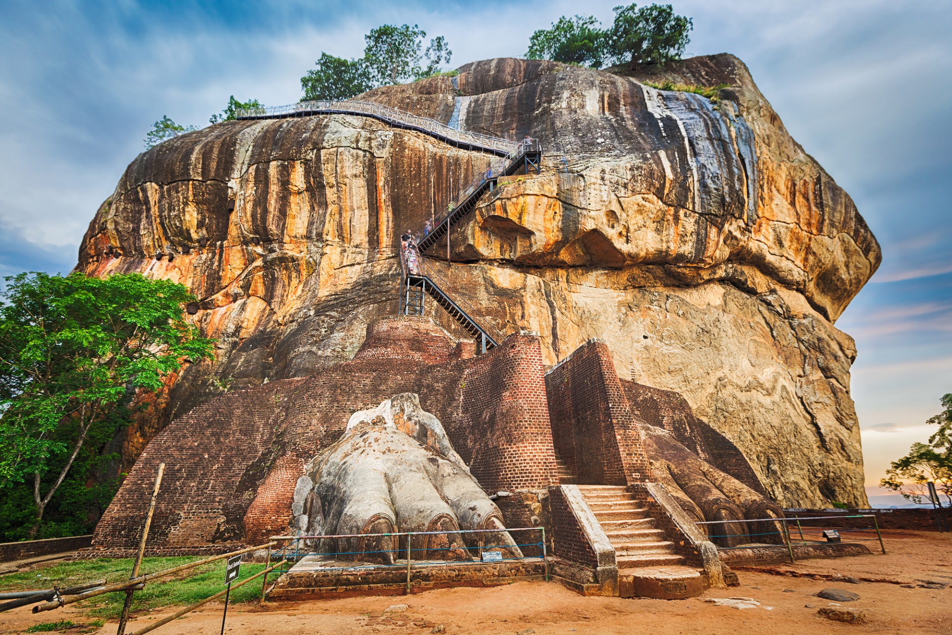 SIGIRIYA I STAROŻYTNY PAŁAC NA LWIEJ SKALE - Tajemnice Świata