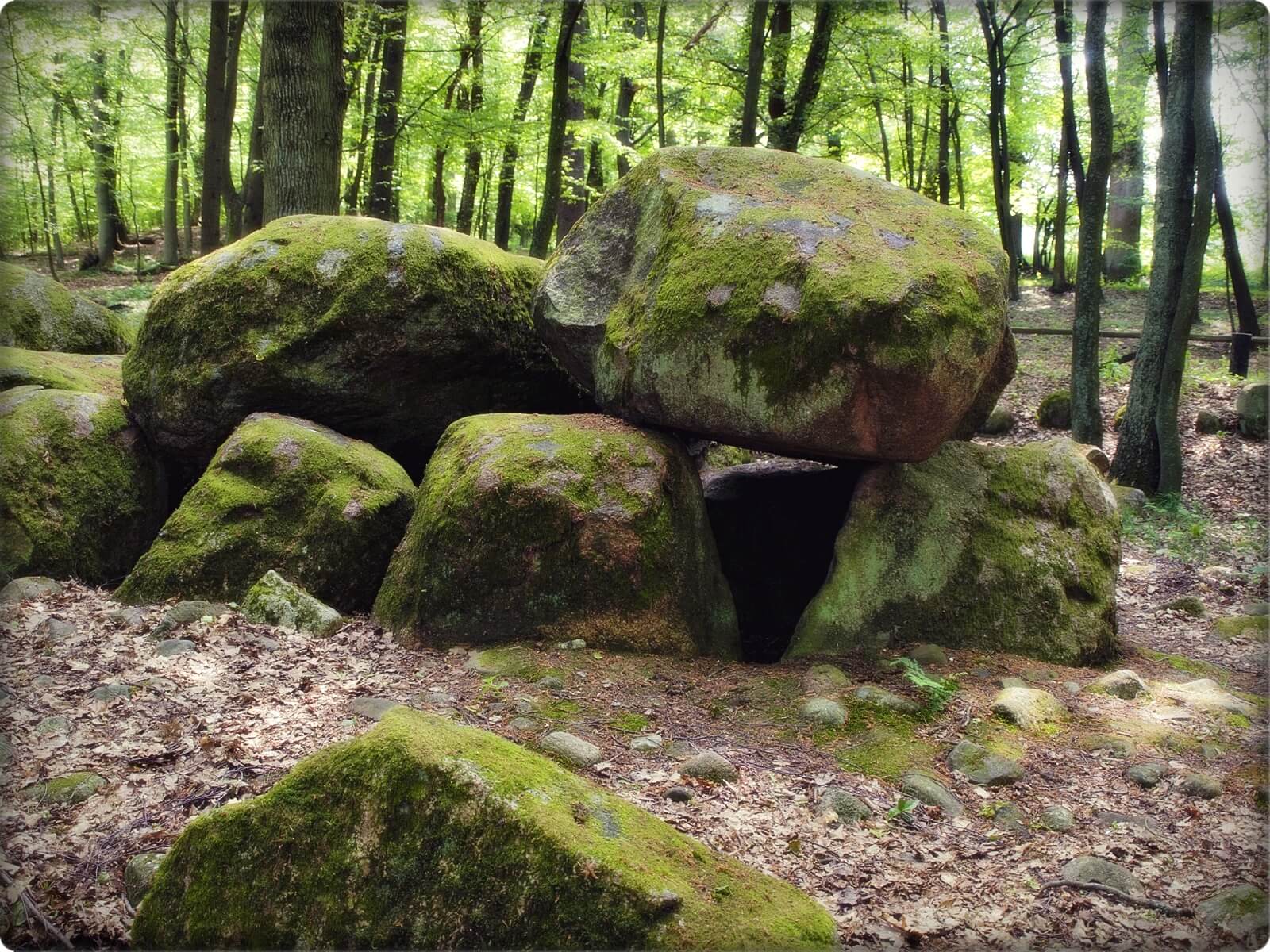 dolmen-borkowski.jpg