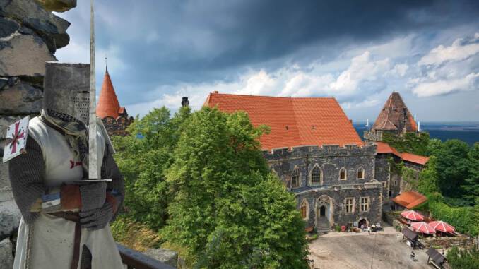 shutterstock_734706514 zamek-grodziec.jpg